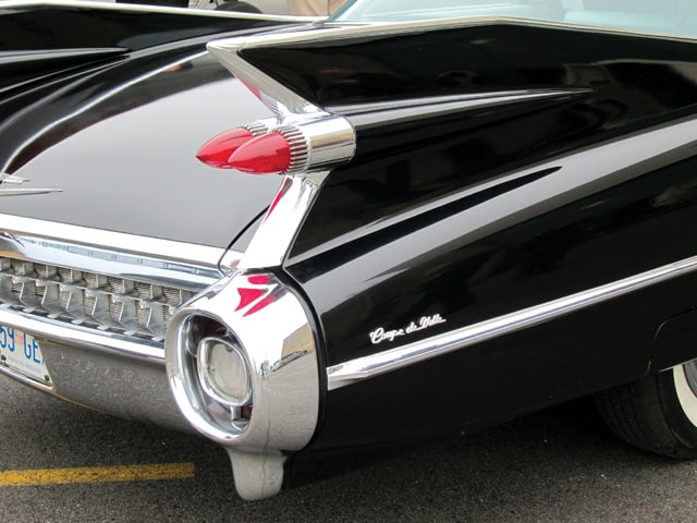 Les longues ailes de la Cadillac 1959 deviendront plus tard un symbole de cette décennie. 
