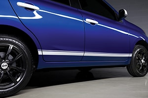 La Nissan Micra a été lancée avec une gamme d’accessoires de personnalisation comme des bandes autocollantes, des jantes et des poignées de portes.