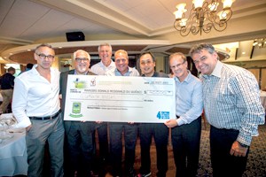 Luc Tremblay, Maurice Rinaldi, Don Durst, Sylvain Vincent, Shiro Ohta, Richard Fabien, Richard Beaudry lors de la remise du chèque de 40 000 $ au Manoir Ronald McDonald du Québec