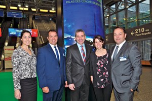 Bertrand Godin, entouré de Valérie Lamarre, conseillère principale, Relations publiques, Mouvement Desjardins ; Alex Veilleux, vice-président, Ajusto et Innovation, Desjardins Assurances ; Mylène Berthiaume, conseillère en communication marketing, Desjardins Assurances ; et Claude Moureaux, conseiller stratégique, Desjardins 