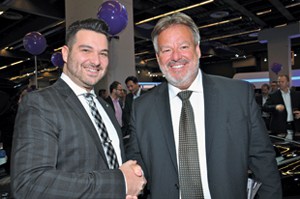 La CCAQ et les Services de cartes et de financement Desjardins sont désormais des partenaires d'affaires. Ce nouveau partenariat met ainsi à la disposition des concessionnaires des solutions de paiement à tarification avantageuse. Gabriel Baker, directeur, Relations d’affaires, Desjardins, et Jacques Béchard, PDG de la CCAQ. 