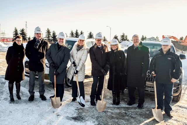 Lors de la pelletée de terre étaient présents M. Yves Larocque, directeur général sectoriel Audi Canada, Mme Karine Laflamme, vice-présidente de la Chambre de Commerce de Lévis, M. Carl Boivin, directeur général d’Audi Lévis, Mme Marie-Josée Bégin, présidente d’Audi Lévis, M. Gilles Lehouillier, maire de Lévis, Mme Janet Jones et M. Robert Maranda, conseillers municipaux de la ville de Lévis ainsi que M. Pierre Bégin, copropriétaire d’Audi Lévis.