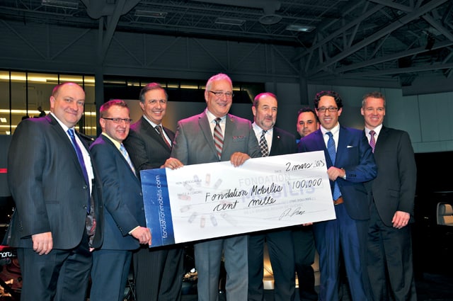 M. Pierre Langlois, président du Salon international de l’auto de Québec et président de Langlois Volkswagen ; M. Martin Roy, conseiller en placement, CIBC Wood Gundy ; M. Sam Hamad, ministre du Travail, de l’Emploi et de la Solidarité sociale et ministre responsable de la région de la capitale nationale ; M. Yves Watier, directeur principal, Mise en marché et Développement des affaires, La Capitale assurance générale ; M. Denis Lebel, ministre de l’Infrastructure, des Collectivités et des Affaires intergouvernementales et ministre de l’Agence de développement économique du Canada pour les régions du Québec ; M. Rémi Lachance, président-directeur général, Proxima Centauri ; M. Charles Drouin, directeur exécutif du Salon international de l’auto et également chef de la Direction, Corporation Mobilis ; et M. Wayne Fitzgerald, directeur général, Ventes et Solutions d'affaires PME, TELUS Québec