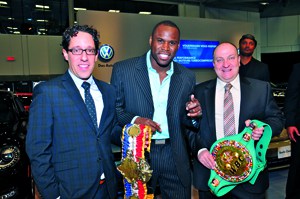 Charles Drouin, chef de la Direction, Corporation Mobilis ; Adonis Stevenson, boxeur et champion mi-lourd ; Pierre Langlois, président du Salon de l’auto de Québec et président de Langlois Volkswagen
