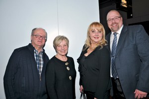 Richard Michaud, secrétaire, CCAEQ ; Maude St-Pierre ; Sylvie Lambert ; et Denis Dessureault, vice-président principal, CCAM