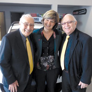 Jean-Marc Chaput, conférencier et Mme Josée Douville, vice-présidente régionale, Banque Nationale qui a présenté le conférencier aux événements des petits déjeuners ; soit un à la Cité de l’Énergie à Shawinigan le 8 avril et l’autre le 9 avril à l’hôtel l’Urbania de Trois-Rivières. Quelque 70 personnes des concessions de Shawinigan et plus de 200 à Trois-Rivières ainsi qu’André Verner, directeur général de la CCAM (Mauricie).