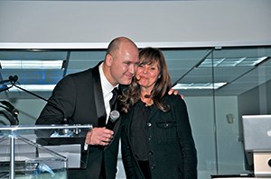 Charles Dubé, directeur général, BMW Canbec ; et Corno artiste peintre