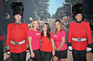 Chanelle Gonthier, stagiaire du programme Automotive Management du Georgian College, à MINI Mont-Royal et BMW Canbec, accompagnée de Zoé et de Kate, hôtesses pour la soirée entourées des soldats britanniques imperturbables !
