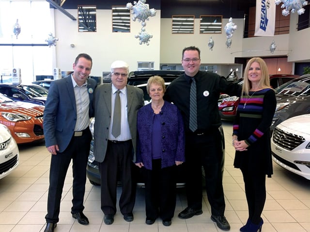 Simon Lepage, directeur des Ventes de véhicules neufs, M. et Mme Gérard Bouchard finalistes, Damien Lechasseur, conseiller aux Ventes, et Annie Laliberté, directrice générale/associée, de Beauport Hyundai