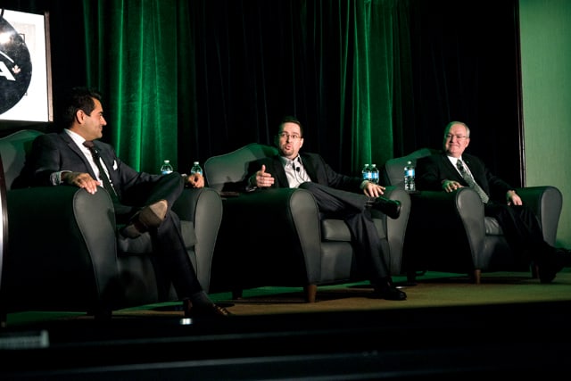 Le panel économique au Sommet CADA présente les perspectives de l'année à venir pour les concessionnaires d'automobiles. De gauche à droite : Preet Banerjee, chroniqueur financier au Globe and Mail, Steven Szakaly, économiste en chef, National Automobile Dealers Association (NADA), et Craig Alexander, vice-président principal et économiste en chef, Groupe Banque TD.