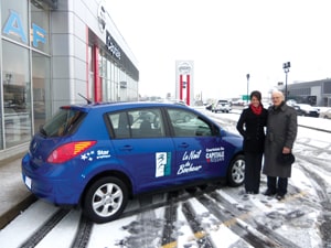 Julie Fortier, directrice générale de Capitale Nissan en compagnie de l’abbé Jean‐Marie Brochu du Noël du Bonheur.