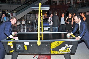 Christian Meunier, président de Nissan Canada, qui joue une partie de air hockey avec Éric Salvail.