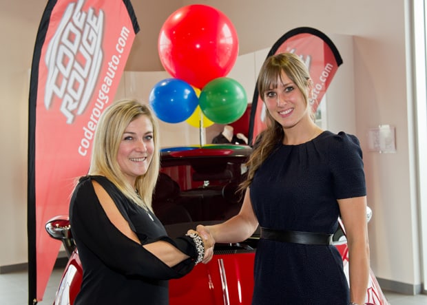De gauche à droite : Véronique Lapointe, gagnante de la voiture Fiat 2014 et Marie-Christine Fagnan, Directrice Marketing Code Rouge Média.  - Crédit Martin Alarie  