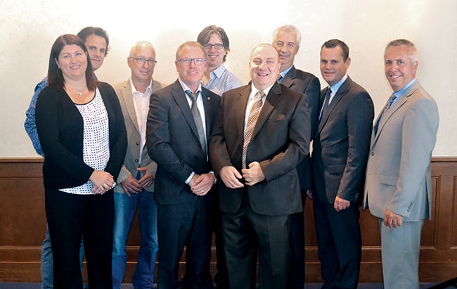 Le nouveau Conseil d’administration de la Corporation Mobilise. De gauche à droite : Julie Paré, de Paré Centre du camion, M. Mathieu Laplante, de Capitale Chrysler Québec, M. Patrice Demers, de Lévis Chrysler, M. Claude Plamondon, de St-Raymond Toyota, M. Nicholas Thibeault, de Kia Charlevoix, M. Pierre Langlois, de Langlois Volkswagen, M. Charles Lessard, de Lessard Hyundai, M. Benoît Theetge, de Circuit Acura, Auto Frank & Michel et Mercedes-Benz St-Nicolas, et M. Gino Demers, d’Automobiles Guy Beaudoin. Absents sur la photo : M. François Roy, de Québec Mitsubishi, M. Gerry Veilleux, de BGP Honda, et M. Marcel Lacasse, de Kia Lévis.