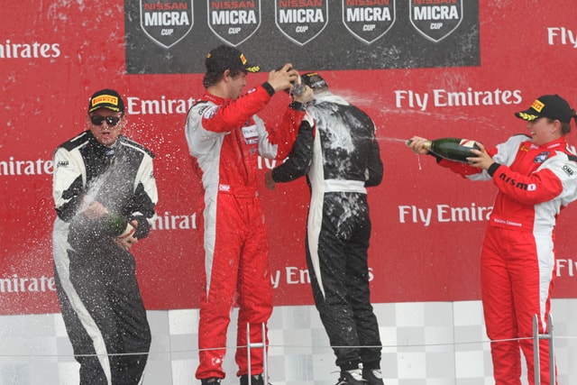 Olivier Bédard et Stefan Rzadzinski sur la plus haute marche du podium, en compagnie de la recrue Metod Topolnik et de Valérie Chiasson.