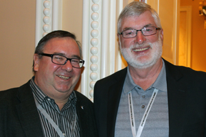 Denis Ducharme, président de la MDA, et Robert Austin, iBeam, partagent un bon moment au Western Canadian Dealer Summit à Las Vegas
