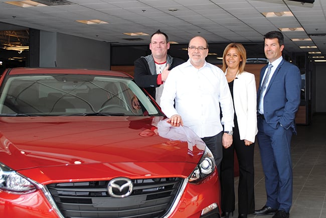 Bruno-Pierre Gougeon, propriétaire de la deux millionième Mazda vendue au Canada ; Denis Leclerc, propriétaire d’Albi Le Géant Mazda ; Rania Guirguis, directrice des Opérations-concessionnaires Mazda, région de l’Ouest ; et Jacques Parent, directeur régional Mazda, région de l’Ouest
