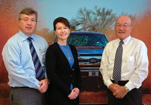 Brent Lewis, Judith Kovala et Maitland Lewis, de la concession Maitland Ford Lincoln Sales,  Sault Ste-Marie