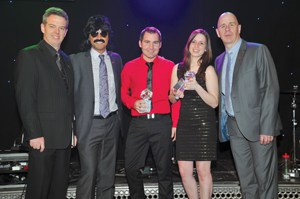 Gagnant de la catégorie 3 de 501 à 750 véhicules vendus, Lévis autos : Mario Champagne, Groupe PPP ; Maxime Roberge, représentant formateur, Groupe PPP ; Maxime Rancourt et Roxanne Duval, Lévis autos