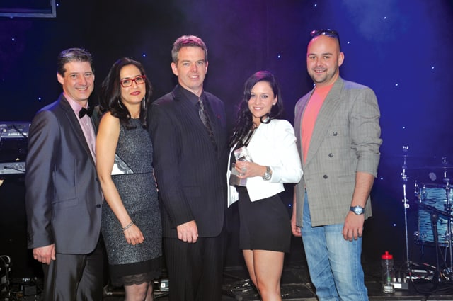 Gagnant de la catégorie 4 de 251 à 500 véhicules vendus, Automobiles Régate : Patrick Ippersiel, directeur adjoint, Formation et Performance ; Ghislaine Tamouro, formatrice ; Mario Champagne, Groupe PPP ; Jennifer Sedwick, Automobiles Regate ; et Jean-François Bourgeois, représentant formateur, Groupe PPP