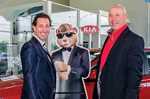 Steve Ferland, directeur général et copropriétaire de Régate Kia Valleyfield, et Claude Ethier, président du Groupe Régate