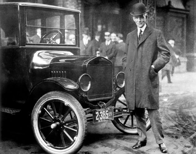 Henry Ford avec son modèle T en 1921 