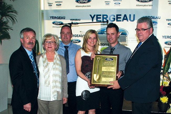 Yergeau Ford a reçu la Pelle d’or de Ford Canada : Aurèle, Suzanne et  Vincent Yergeau, Marie-Ève Lussier, Mathieu Yergeau, et Bertrand Lessard, directeur général de Ford au Québec