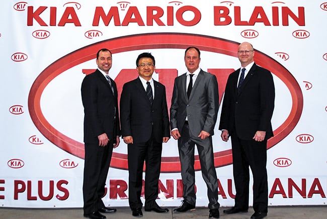 Gérald Côté, directeur régional, région de l’Est, Kia Canada; M. Sean Yoon, président et chef de la Direction, Kia Canada; Mario Blain, propriétaire, Kia Mario Blain ; et Ted Lancaster, vice-président et directeur, Exploitation, Kia Canada
