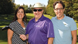 Claudia Guilbault, directrice, Communications et Opérations, Pierre Langlois, président, et Charles Drouin, chef de la Direction, Corporation Mobilis, étaient tout sourire lors du tournoi de golf annuel au profit de la Fondation. (Crédit photo : Patrice Larouche, Le Soleil)