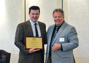 Me Jacques Béchard remet une plaque-souvenir en guise de reconnaissance de son dévouement à M. Joël Levac de la Corporation des concessionnaires d’automobiles de Montréal.