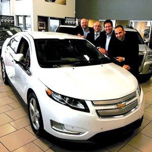 Stéphane Guilbault, président de cette 47e édition du Salon de l’auto de Montréal, Robert Pagé, représentant de la division des Relations publiques de GM, et Denis Dessureault, vice-président exécutif de la Corporation des concessionnaires d’automobiles de Montréal.
