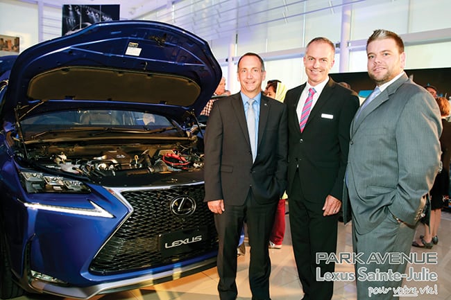 Charles Lajoie (directeur territorial, Pièces et Service, Lexus Canada), Benoit Perreault (vice-président directeur général, Park Avenue Lexus Sainte-Julie) et Alexandre Lévesque (directeur territorial, Ventes, Lexus Canada) posent fièrement devant le tout nouveau Lexus NX.