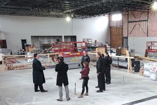 Une première réunion lors de la construction de Mercedes-Benz Gatineau