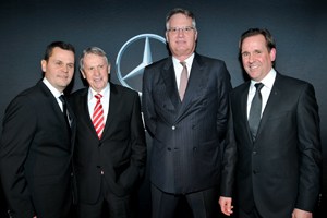 Benoît, Donald et leur père, Frank Theetge, avec Tim A. Reuss, président et chef de la Direction de Mercedes-Benz Canada