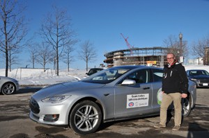 Sébastien Sémont, CAA Québec, pose fièrement à côté de la Tesla S, l’un des véhicules électriques offerts pour les essais routiers lors du Salon. 