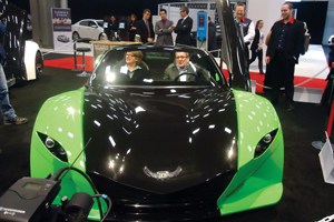 M. Régis Labeaume, maire de la ville de Québec, et Mme Agnès Maltais, ministre responsable de la Capitale nationale, ont dévoilé la Tomahawk à 100 % électrique. La voiture à assembler soi-même est une primeur mondiale au Salon international de l’auto de Québec. 