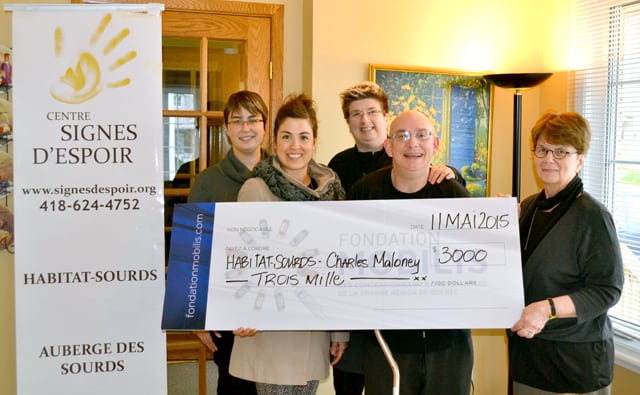 La représentante la Fondation Mobilis, Claudia Guilbault, remet un chèque à Charles Maloney, entourée de Stéphanie Lafond, Marie-Claude Matte et Louise Bellavance d’Habitats-sourds. 