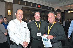 En grande discussion lors de la visite des kiosques des nouvelles technologies, Yves Pronovost et Marc Racine, de LAR, et Serge Minguy, de Longueuil Kia