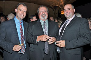 Maurice Roy, directeur général de CarrXpert, entouré de ses fils Karl et Éric