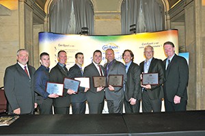 Réal Beaupré et Benoît Goulet, d’Axalta, entourant quelques-uns de leurs clients parmi les lauréats régionaux et provinciaux 