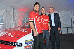 Sylvain Lacroix, propriétaire du premier Bumper to Bumper ; Kevin Lacroix, pilote NASCAR ; et Gary O’Connor, président et chef de l’Exploitation, Groupe Automotive Canada d’Uni-Select. 