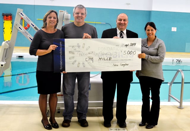 Pierre Langlois, président de la Corporation Mobilis (3e à partir de la gauche) remet un chèque aux représentants du Patro Roc-Amadour, soit Chantal Fortin, coordonnatrice  au financement, Clément Lemieux, directeur général, et Karine Gauthier, directrice du  secteur aquatique.