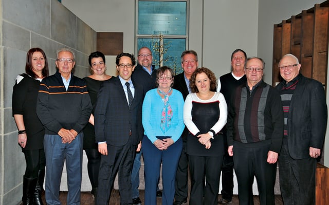 À la réunion du 3 mars dernier, à Québec : Annie Coulombe, Corporation du Saguenay-Lac-St-Jean et Chibougamau ; Pierre Matte, Corporation du Richelieu ; Patsy Deschênes, Corporation du Nord-Ouest ; Charles Drouin, Corporation Mobilis (Québec) ; Denis Dessureault, Corporation de Montréal ; Ginette Maisonneuve, Corporation de l’Outaouais ; Jacques Béchard, président-directeur général, Corporation des concessionnaires d’automobiles du Québec (CCAQ) ; Lorraine Laganière, Corporation de l’Estrie ; Maurice Blondin, Corporation des Laurentides ; Richard Michaud, Corporation de l’Est-du-Québec et de la Côte-Nord ; et André Verner, Corporation de la Mauricie