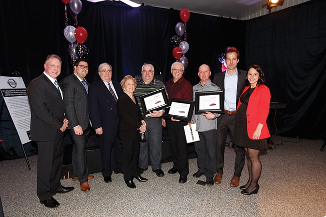 Claude Brunet, directeur général, Nissan Canada, région du Québec ; Bernard Sirois, directeur des Ventes, Saint-Georges ; Bertrand Sirois et Laurette Poulin Sirois, fondateurs de la concession Datsun ; Bernard Poirier, maître technicien, Saint-Georges Nissan ; Michel Thompson, maître technicien, Saint-Georges Nissan ; Normand Paquet, directeur des Pièces, Saint-Georges Nissan ; Jonathan Bernard, directeur général, Saint-Georges Nissan ; Claudianne Godin, gestionnaire, Relations médias et Marketing, Nissan Canada, région du Québec