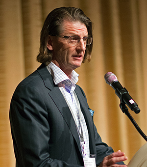 Steve Chipman, Lauréat de la CADA, nommé récemment président de la CADA, et président et chef de la Direction de Birchwood Automotive Group, met les délégués au fait du travail qu’exécute l’association nationale au nom des concessionnaires.