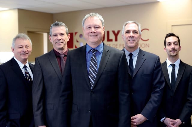 Mario Koclas, consultant — Amélioration du rendement ; Stéphane Chamberland, représentant aux Ventes — Client-Cible ; Denis Tardif, président ; Marcel Pinard, consultant — Amélioration du rendement ; Josquin Frascadore, représentant aux Ve 