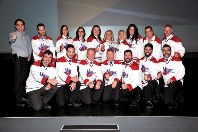 Sylvain Tremblay, directeur, Développement et Performance, Voyer Marketing, et Daniel Bernier, Développement et Encadrement de solutions d’affaires, Accès Performance Inc. entourés de l’équipe de Voyer Marketing et d’Accès Performance.