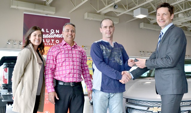 Claudia Guilbault, directrice des opérations du Salon de l’Auto de Québec, Stéphane Fournier, directeur des ventes de Fournier Chevrolet, et Guy Lefebvre de Chevrolet Canada ont remis les clés au gagnant, Karl Mercier, pour un «Week-end en Volt».