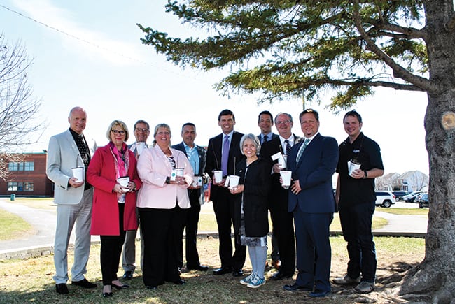 Éric Blackburn, directeur général, Commission scolaire des Hautes-Rivières ; Jocelyne Dandurand, directrice, école Des Prés-Verts ; François Dufresne, président, FSC Canada ; Marie-France Déry, directrice générale, Déry Toyota ; Jean-François Desaliers, président, Eden Canada ; Larry Hutchinson, président et chef de la Direction, Toyota Canada ; Andrée Bouchard, présidente, Commission scolaire des Hautes-Rivières ; Patrick Ryan, directeur régional, Ventes, Toyota Canada ; Michel Fecteau, maire, Saint-Jean-sur-Richelieu ; François Martin Déry, vice-président, Déry Toyota ; Sébastien Dion, directeur général, Ferme Guyon