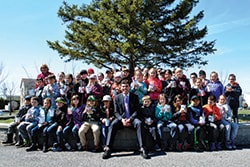 M. Larry Hutchinson, président et chef de la Direction, Toyota Canada inc., entouré des enfants de l’école des Prés-Vert de Saint-Jean-sur-Richelieu